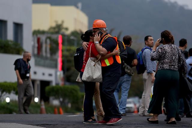 Varios edificios y centros comerciales fueron evacuados por el sismo de 5.1 grados. Foto Prensa Libre: EFE.