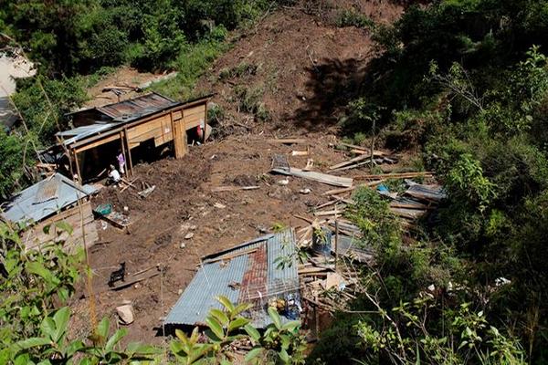 La correntada arrastró con la casa y las pertenencias de la familia de Marí Tista en la aldea El Astillero, San Jerónimo. (Foto Prensa Libre: Carlos Grave)<br _mce_bogus="1"/>