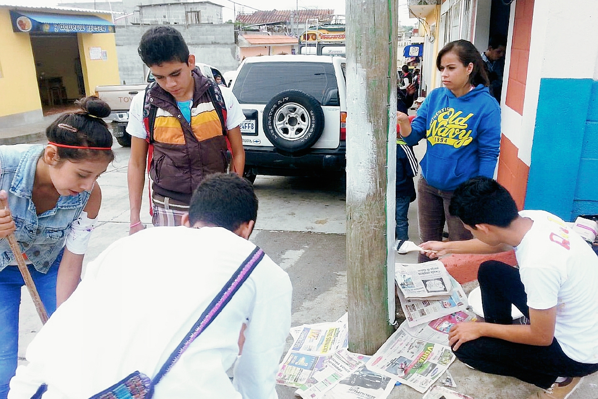 Estudiantes del  Instituto Mixto de Diversificado por Cooperativa de Pachalum, Quiché, se unieron para pinatar postes  y evitar contaminación visual. (Foto Prensa Libre: Óscar Figueroa)