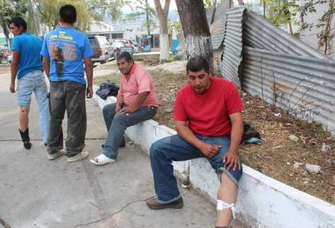 Cuatro vecinos fueron dados de alta del hospital de Cuilapa, donde fueron atendidos por rozones de bala. (Oswaldo Cardona)