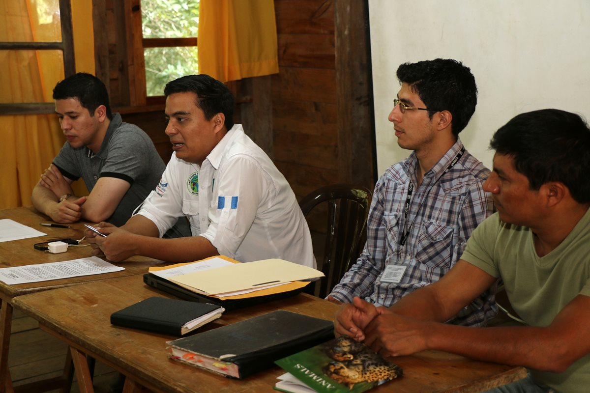 Autoridades del Conap se reúnen en Cobán para solucionar toma del sitio Semuc Champey. (Foto Prensa Libre: Eduardo Sam)