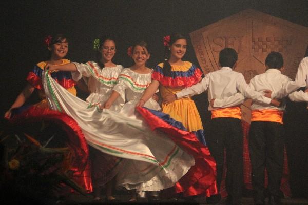 Estudiantes que participan en festival de cultura, durante una de las presentaciones.