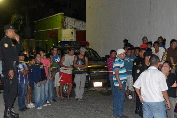 Vecinos observan el lugar donde ocurrió el ataque. (Foto Prensa Libre: Edwin Paxtor)<br _mce_bogus="1"/>