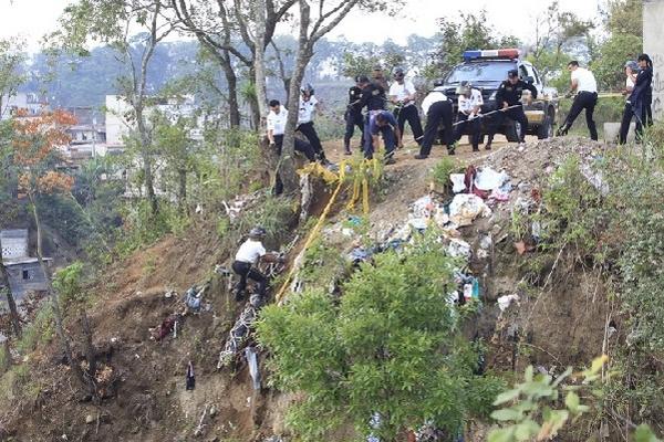 Los Bomberos  rescatan  de un barranco los cadáveres de dos hombres.