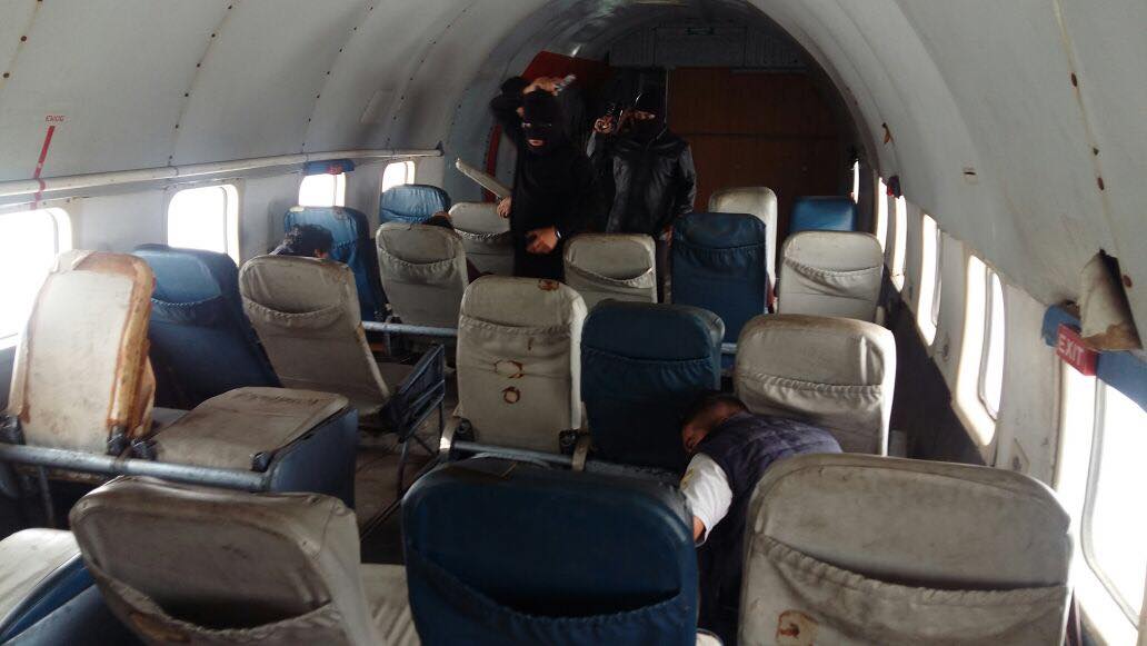 Interior del avión donde se realizó el simulacro del secuestro de la aeronave en el aeropuerto La Aurora. (Foto Prensa Libre: DGAC Guatemala)