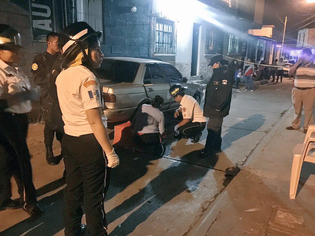 El cuerpo de uno de los jóvenes quedó junto en la calle junto a un vehículo. (Foto Prensa Libre: @rafael_cbv122).