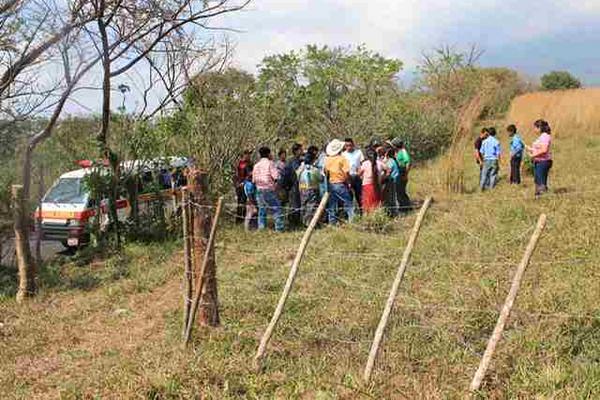 Curiosos se aglomeran en la zona donde fueron localizados los tres cadáveres. (Foto Prensa Libre: Enrique Paredes)<br _mce_bogus="1"/>