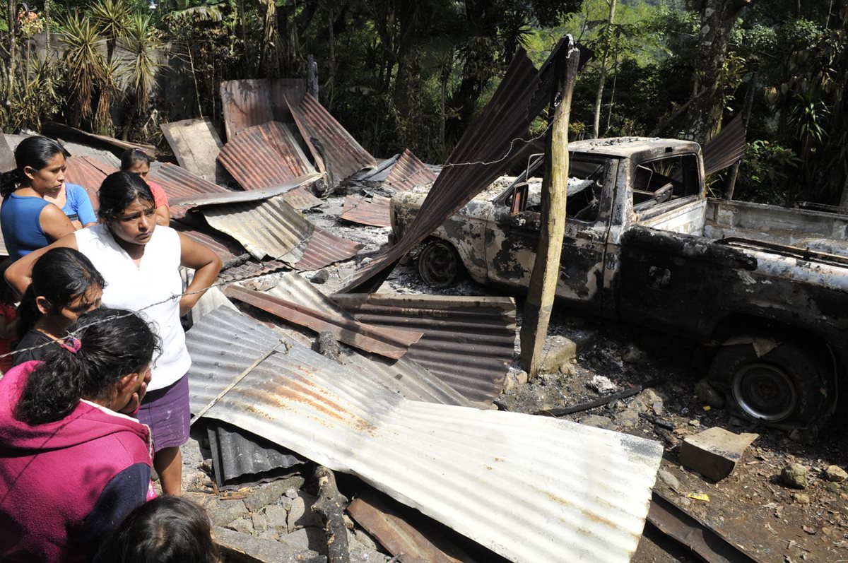 Escombros de la casa y el vehículo que fueron quemados en Pueblo Nuevo Viñas, Santa Rosa. (Foto Prensa Libre: Oswaldo Cárdona)