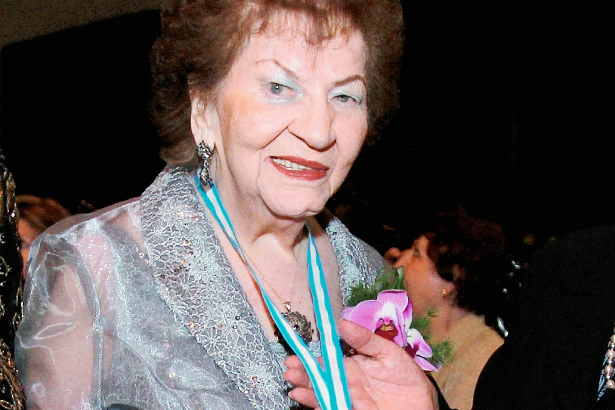Consuelo Castillo de Sánchez-Latour recibió la Orden María Antonieta Somoza, numeraria 10, por parte de la Asociación de Mujeres Periodistas y Escritoras de Guatemala (Ampeg), en 2013. (Foto Prensa Libre: Edwin Castro)
