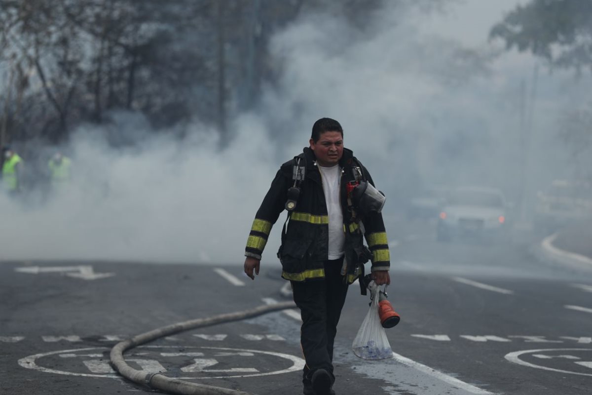 El paso por el lugar ha sido suspendido y los cuerpos de socorro trabajan, aunque las autoridades han informado que el 90% del siniestro se ha controlado.