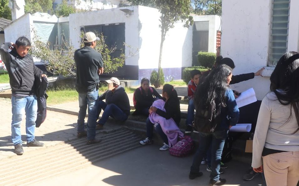 Los servidores cívicos que reclaman su pago permanecieron por varias horas en las instalaciones del Maga en San Marcos. (Foto Prensa Libre: Whitmer Barrera)
