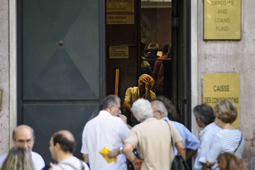 Griegos hacen cola para entrar a una casa de préstamos.(PL-EFE)