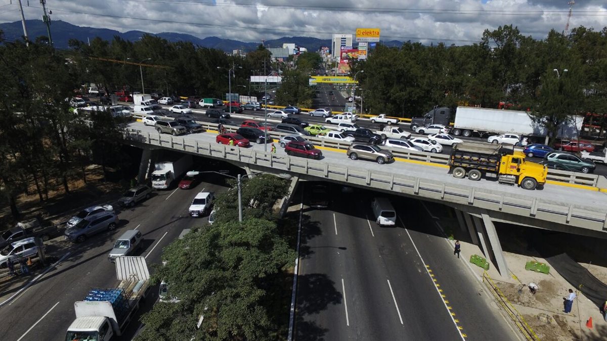 Puente que facilita el tránsito de zona 11 a zona 7 ya está habilitado. (Foto Prensa Libre: Álvaro Interiano)