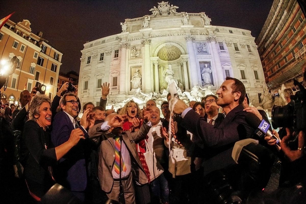 Activistas festejan en Roma la aprobación del matrimonio homosexual en Italia. (Foto Prensa Libre: AP).