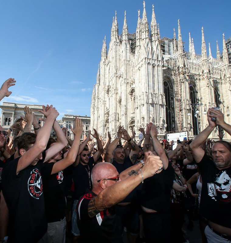 Los aficionados del Milán acudieron a recibir a su nuevo ídolo, el argentino Gonzalo Higuaín. (Foto Prensa Libre: AFP)