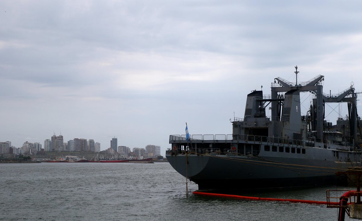 El regreso a tierra de varios buques que buscaban al submarino desaparecidos sorprendió y entristeció a familiares de tripulantes del ARA San Juan. (Foto Prensa Libre: EFE)