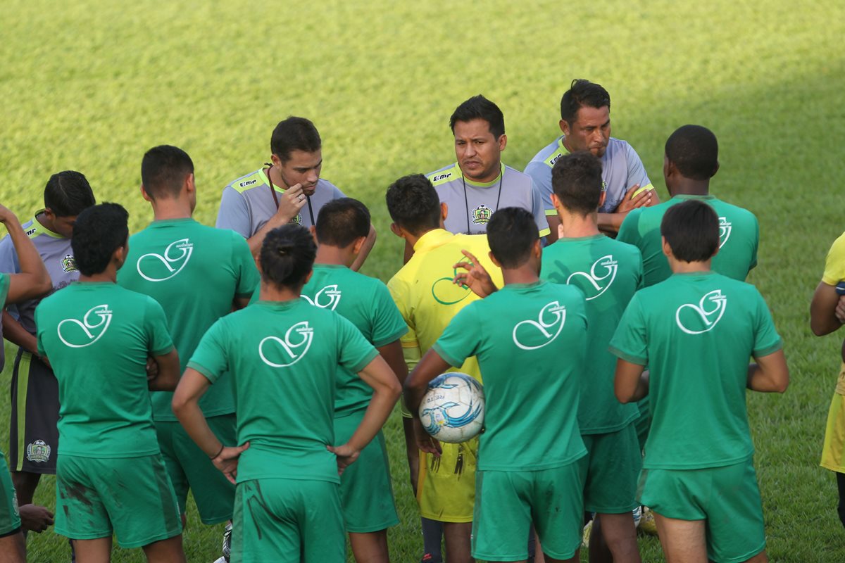 Amarini Villatoro conversa con sus jugadores en el inicio del entrenamiento del lunes. (Foto Prensa Libre: Norvin Mendoza).