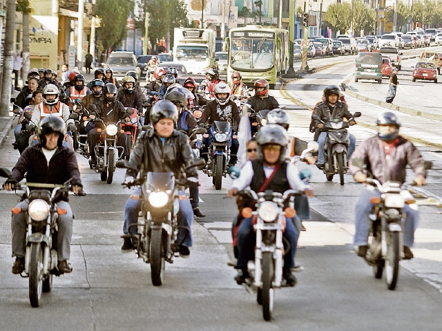 alta demanda de motocicletas ha provocado que la emisión de placas metálicas se agote. Foto Estuardo Paredes