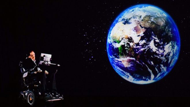 En 2017, Hawking se dirigió a un auditorio en Hong Kong en forma de holograma, que fue transmitido desde su oficina en Cambridge. Sus hijos señalaron que tras la muerte del físico "su legado vivirá por muchos años". AFP
