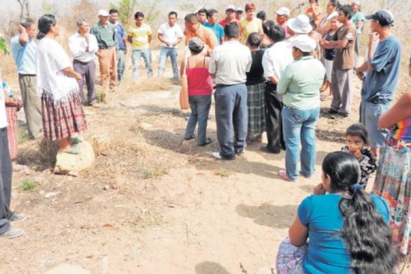 GRUPO DE afectados muestra lugar donde tendrían que estar construidos tanques de captación de agua.