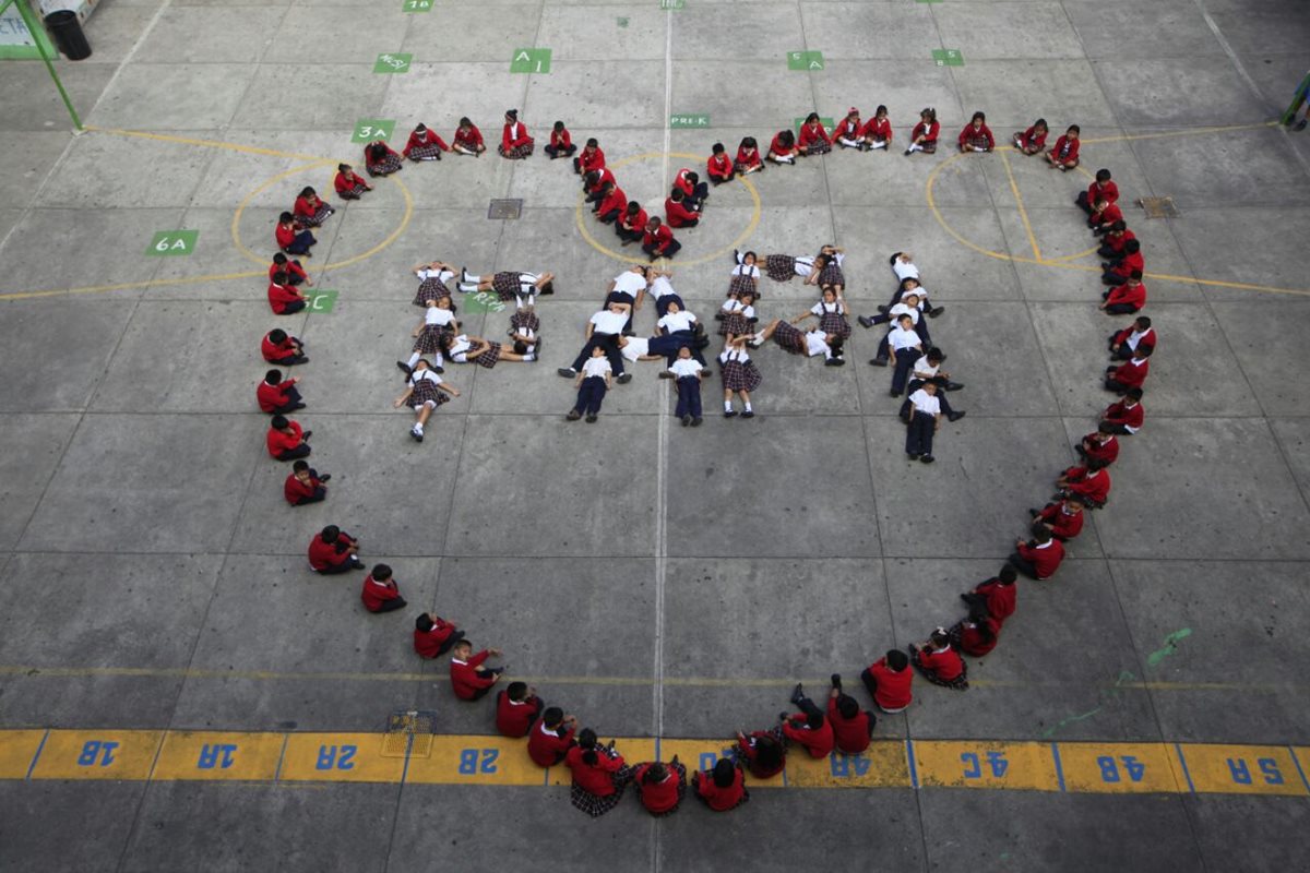 Estudiantes de la Escuela Complejo Escolar para la Paz forman corazón dedicado a los papás guatemaltecos. (Foto Prensa Libre: Edwin Bercián)