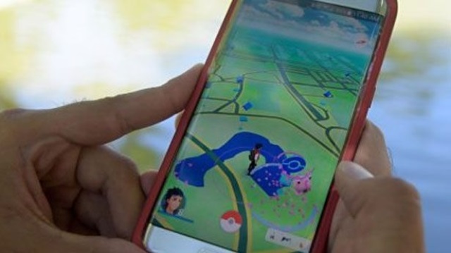 Jóvenes canadienses cruzan hacia EEUU por jugar Pokémon Go. (Foto Prensa Libre: EFE)
