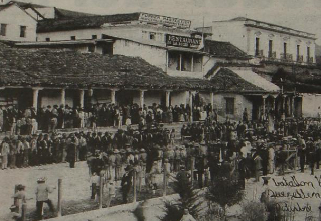 Los revolucionarios permanecen formados frente al Parque Central de Quetzaltenango en 1897. (Foto: el Quetzalteco)