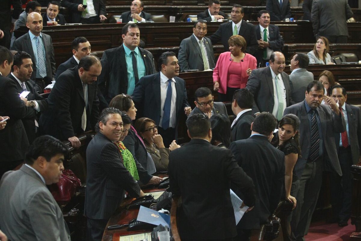 Diputados buscaban apoyo para diferentes enmiendas con sus compañeros, pero muchas fueron rechazadas. (Foto Prensa Libre: Álvaro Interiano)
