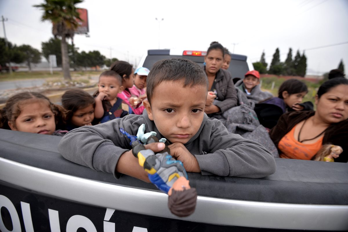 Unos 700 migrantes, la mayoría de ellos de Honduras, Guatemala y el Salvador que recorren territorio mexicano reciben apoyo de transportes policiacos. (Foto Prensa Libre: Hemeroteca PL)