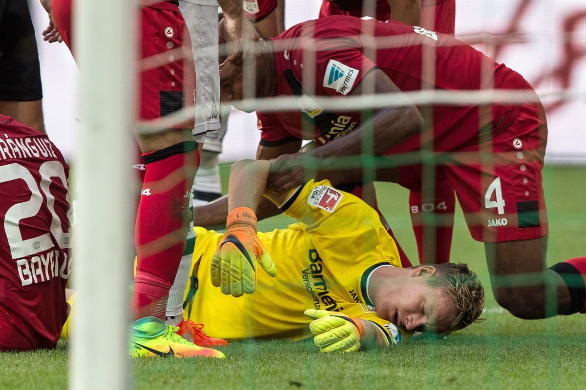 Bernd Leno es observado por sus compañeros luego de que el balón impactara su rosto. (Foto Prensa Libre: EFE)