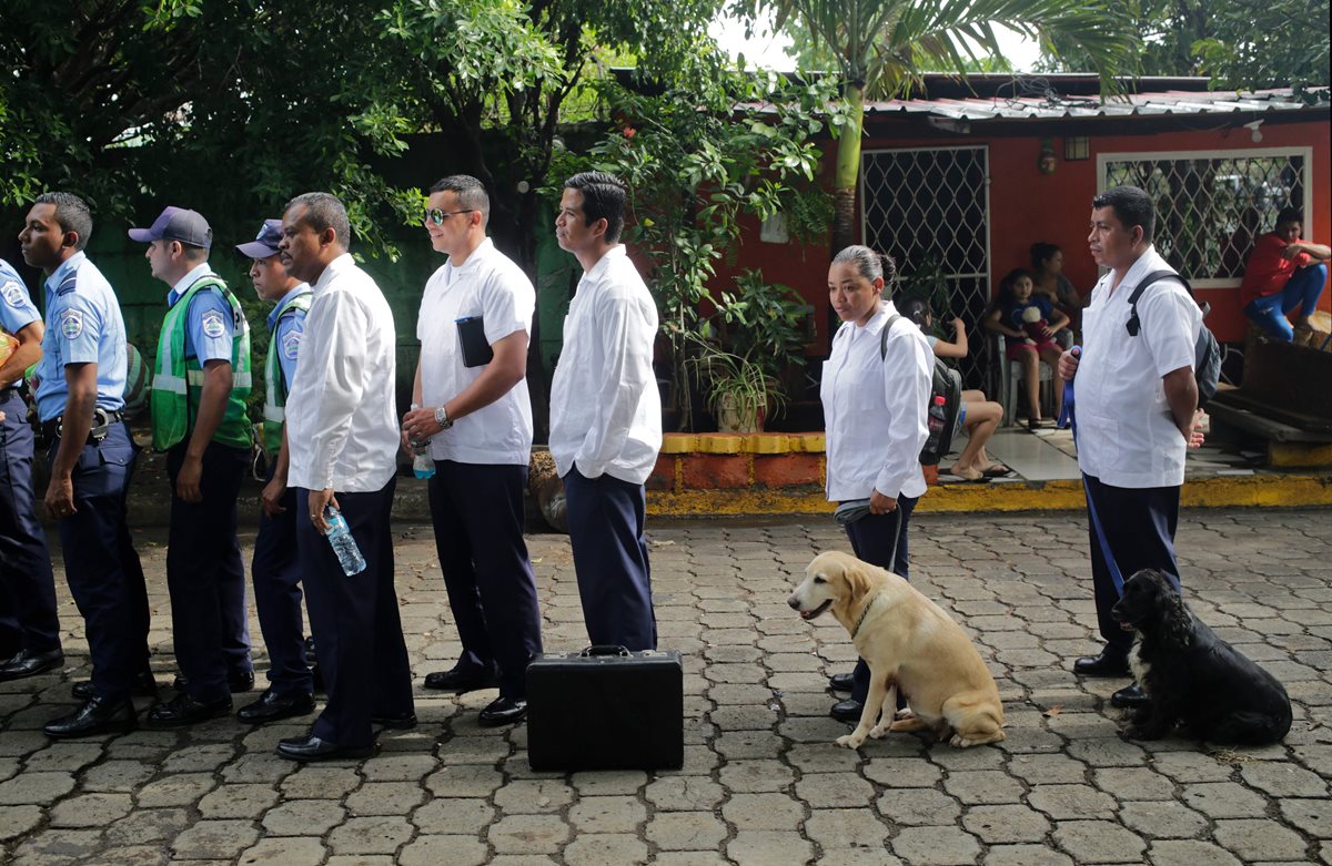 Policías de la Unidad K9 llegan a la Conferencia Episcopal de Nicaragua antes del llamado encuentro de "diálogo nacional" entre los obispos católicos del país centroamericano, el presidente nicaragüense Daniel Ortega y la oposición. (AFP).