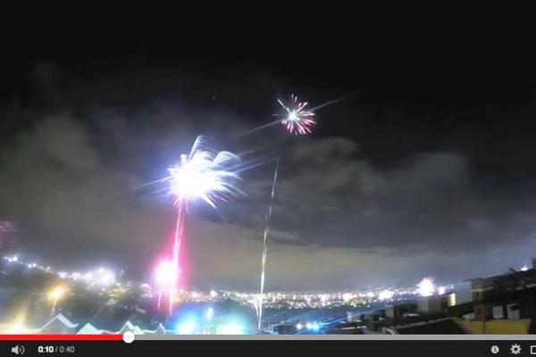 Un timelapse muestra las luces de la pirotecnia quemada a la medianoche del 24 de diciembre. (Foto Prensa Libre: Youtube)<br _mce_bogus="1"/>