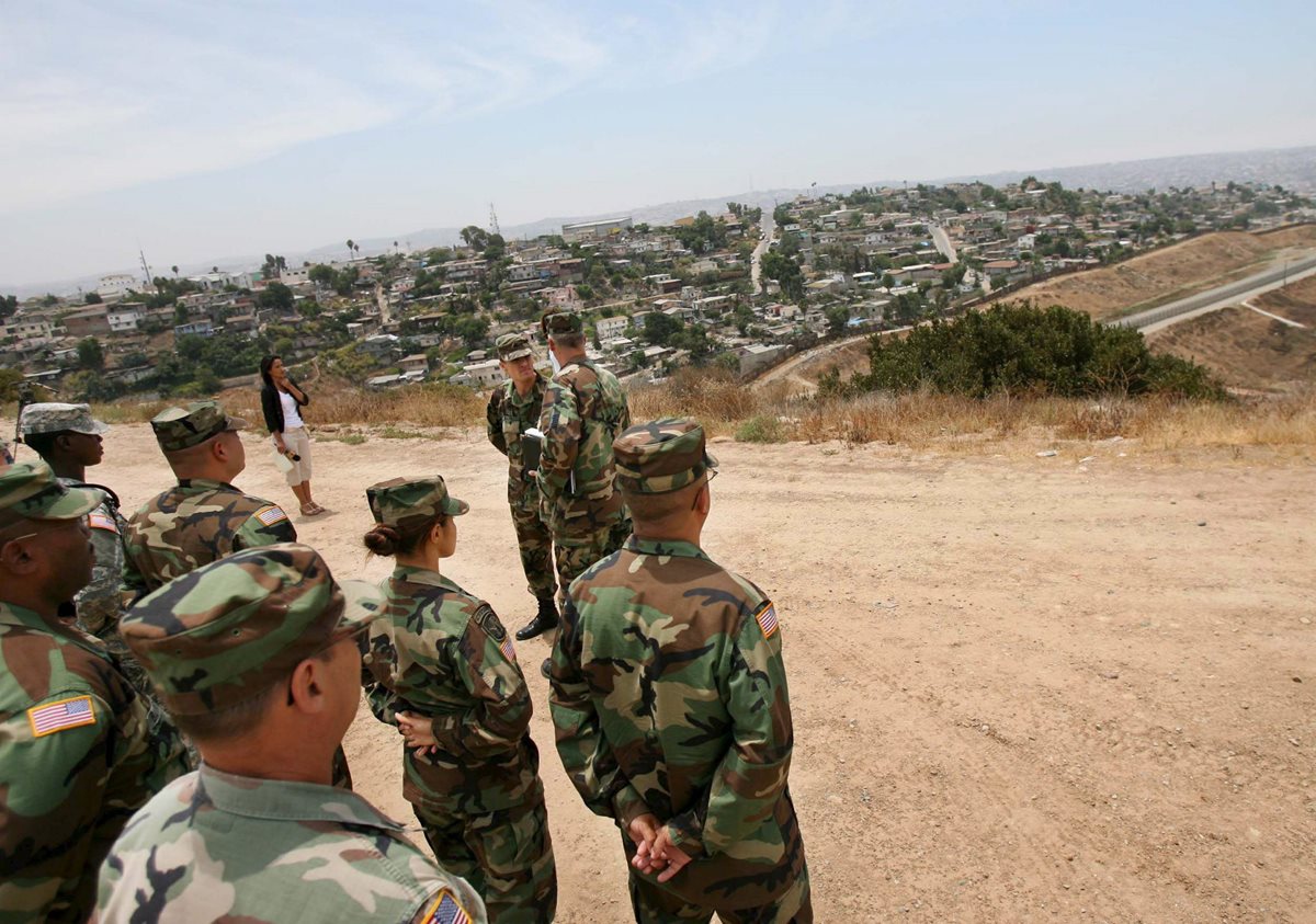 Efectivos de la Guardia Nacional observan hacia Tijuana en México, frontera con Estados Unidos cerca a Otay Mesa, California.(Foto Prensa LIbre:EFE).