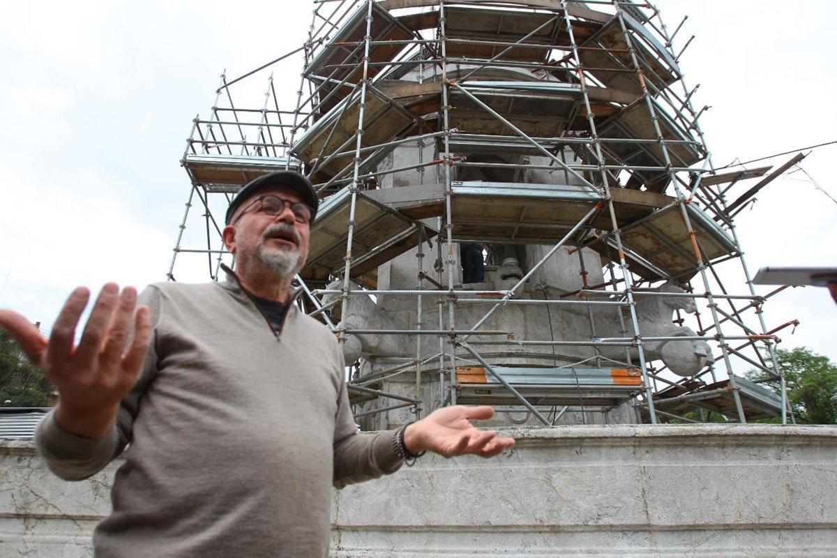 El restaurador Miguel de los Reyes explica el proceso de los trabajos de restauración del monumento. (Foto Prensa Libre: Álvaro Interiano)