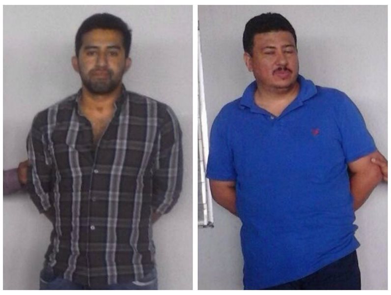 Dos hombres fueron detenidos por comercializar teléfonos celulares en un centro comercial de la zona 6. (Foto Prensa Libre: Cortesía PNC)