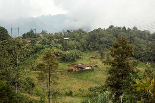 Pobladores del caserío Cuchilla del Nogal, no cuentan con servicios  básicos, como energía eléctrica y agua entubada. Foto Prensa Libre:  Carlos Grave)
