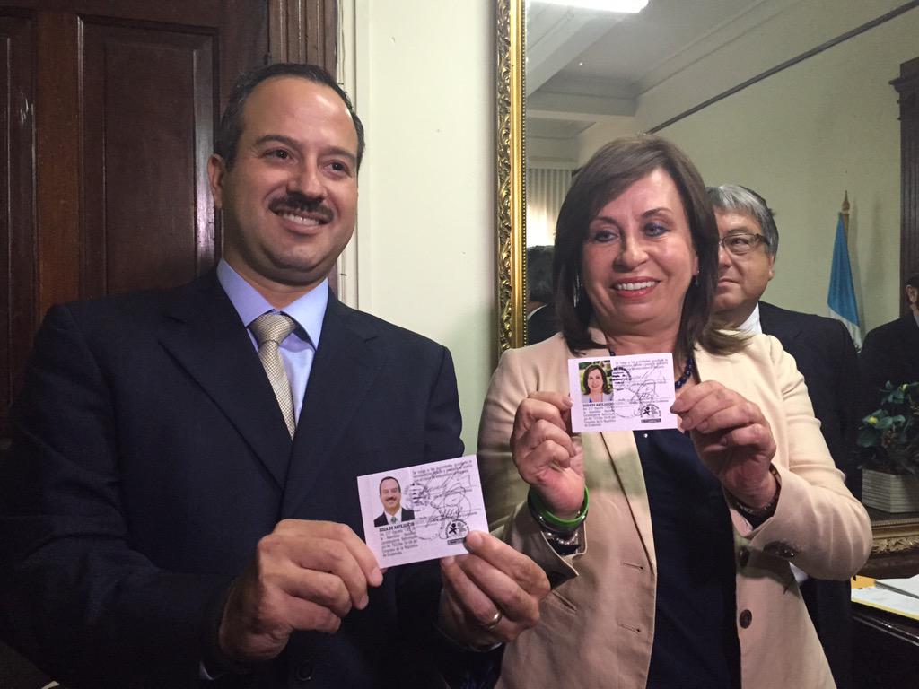 Mario Leal y Sandra Torres muestran sus credenciales como candidatos a la presidencia y vicepresidencia por el partido UNE. (Foto Prensa Libre: Paulo Raquec)