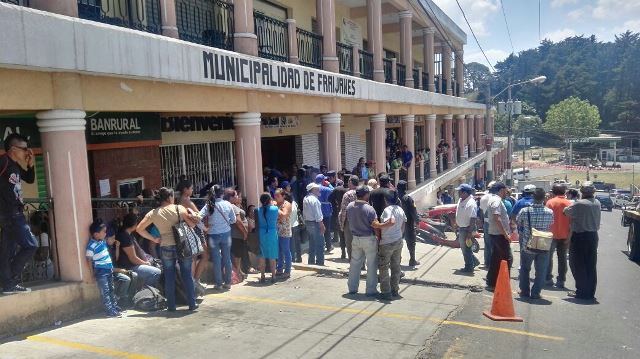 Decenas de empleados de la Municipalidad de Fraijanes protestan en apoyo al alcalde Aníbal Alvisúrez, quien fue desaforado por el Concejo. (Foto Prensa Libre: Edwin Pitán)