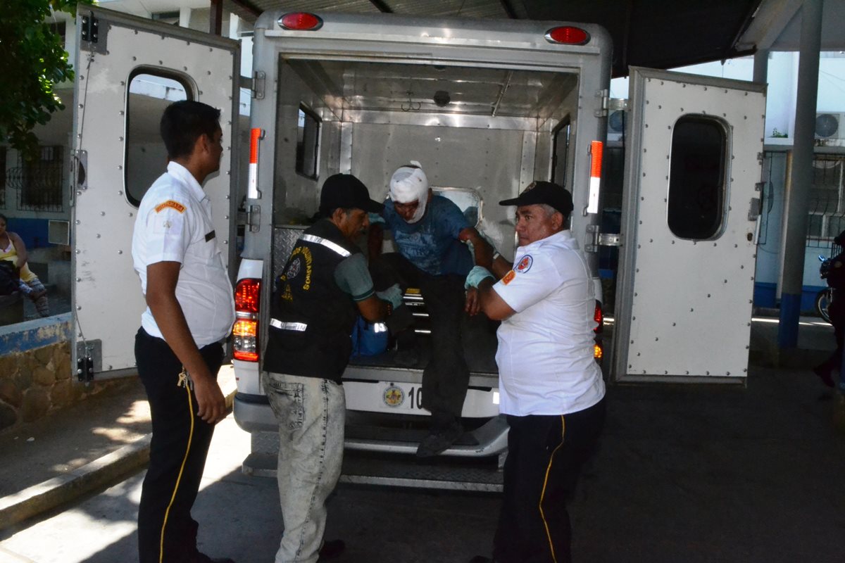 Jorge Fuentes Galdámez es trasladado a un hospital en Zacapa, luego de recibir golpiza con muletas. (Foto Prensa Libre: Víctor Gómez)