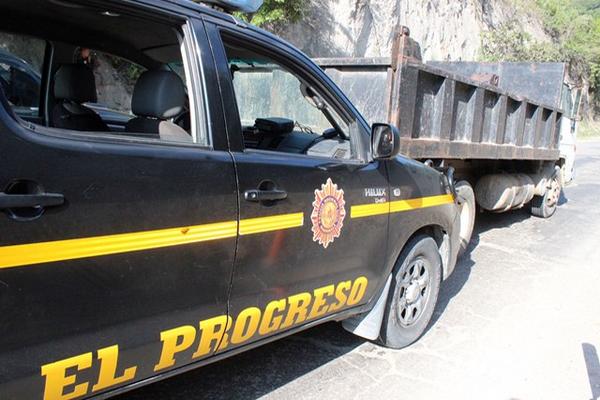 Una autopatrulla policial chocó con un camión en la parte trasera, el percance originó largas colas de vehículos en Sanarate. (Foto Prensa Libre: Hugo Oliva)<br _mce_bogus="1"/>