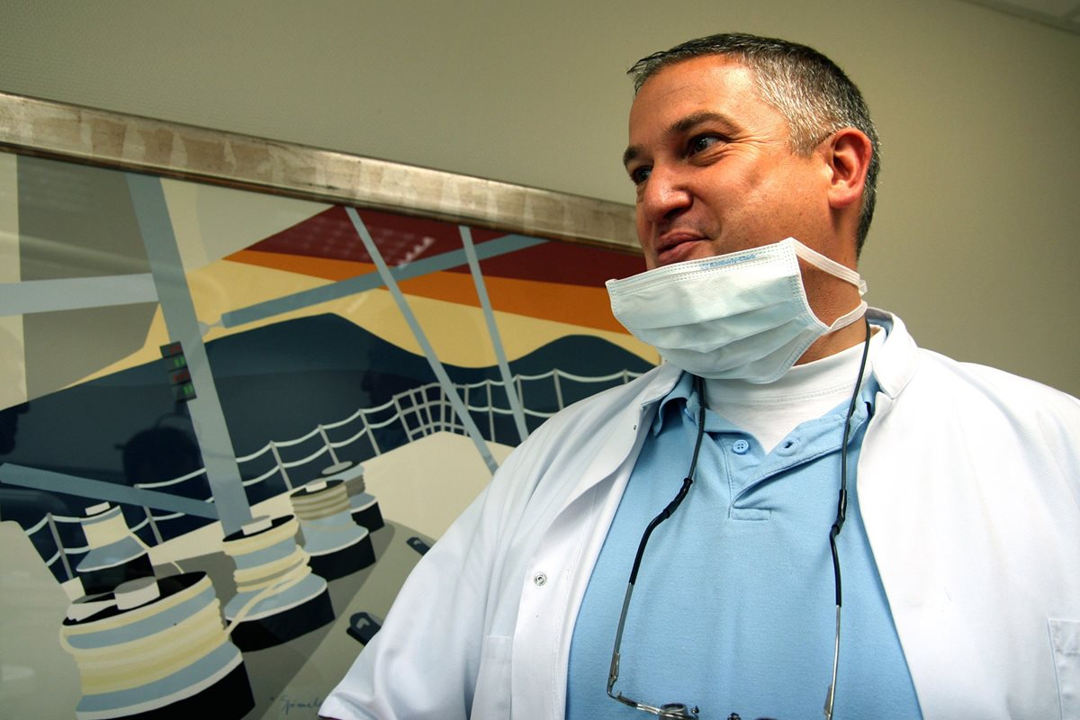 El holandés Mark Van Nierop, apodado el “dentista del horror” por la prensa, en una foto de archivo en su clínica. (Foto Prensa Libre: AP).