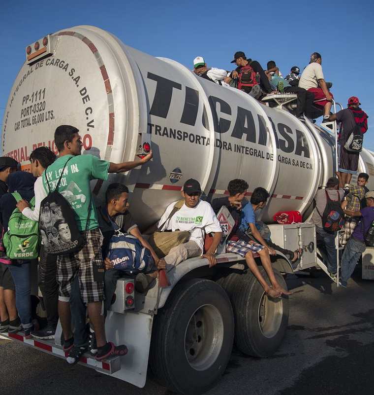 Integrantes de la caravana de migrantes centroamericanos se preparan para su salida desde Tepatepec hacia la localidad de Niltepec, en el estado de Oaxaca, México. (Foto Prensa Libre: EFE)
