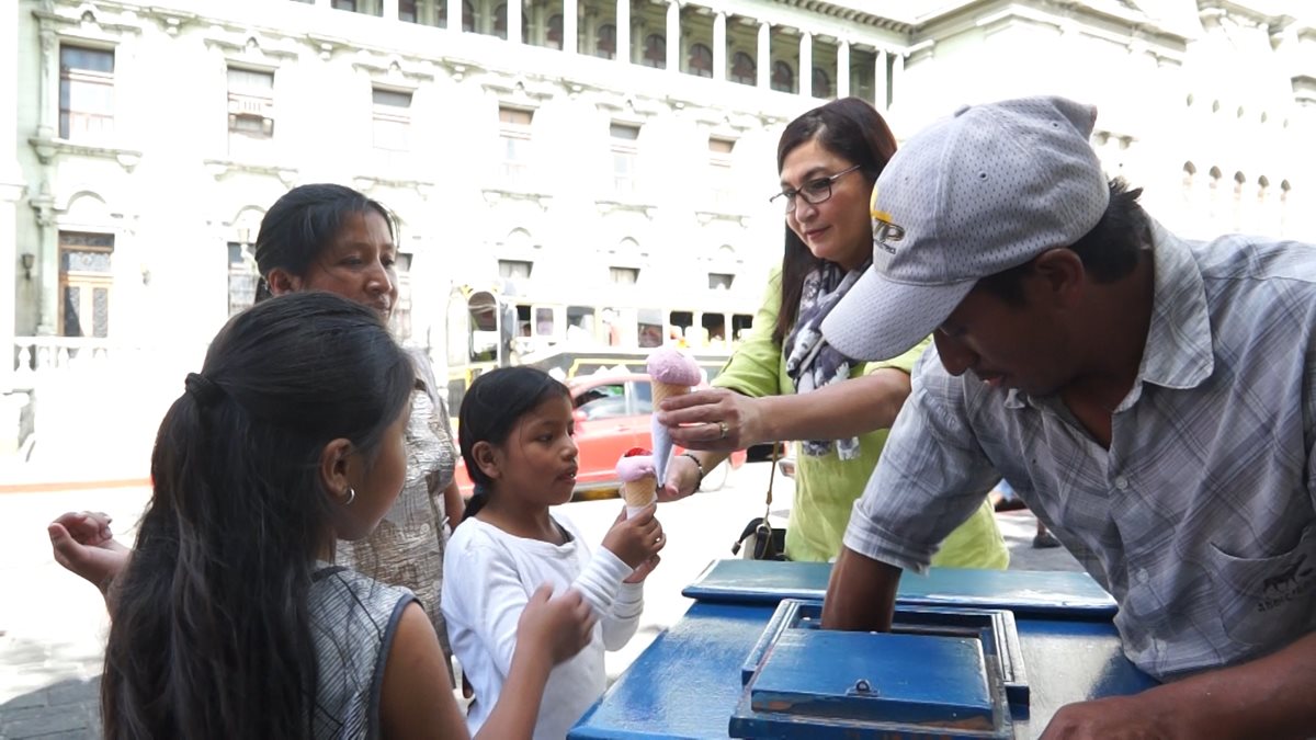 Manuela Recinos ayudó a repartir los helados que le compró a José Francisco en el parque central. (Foto Prensa Libre: Juan Carlos Rivera)
