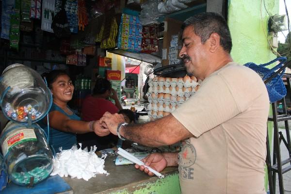VECINOS DE Los Amates, Izabal, denuncian que no tienen luz desde el    viernes último, debido a un corte de energía.