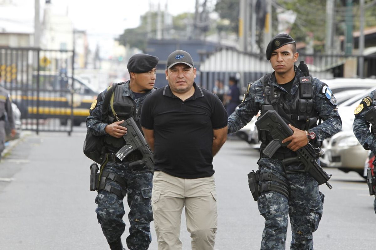 El supuesto narcotraficante Irvin Aguilar llega a la Torre de Tribunales. (Foto Prensa Libre: Paulo Raquec)