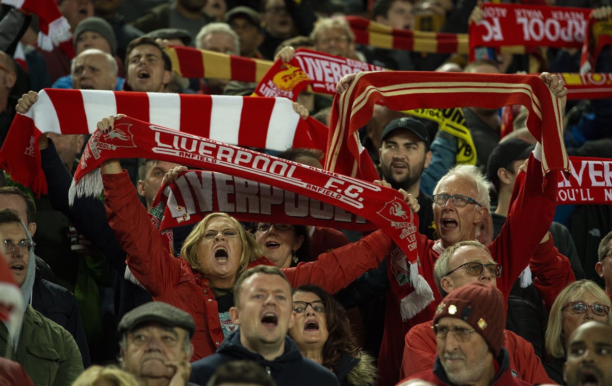 Los aficionados del Liverpool FC en Anfield celebraron a lo grande. (Foto Prensa Libre: EFE)