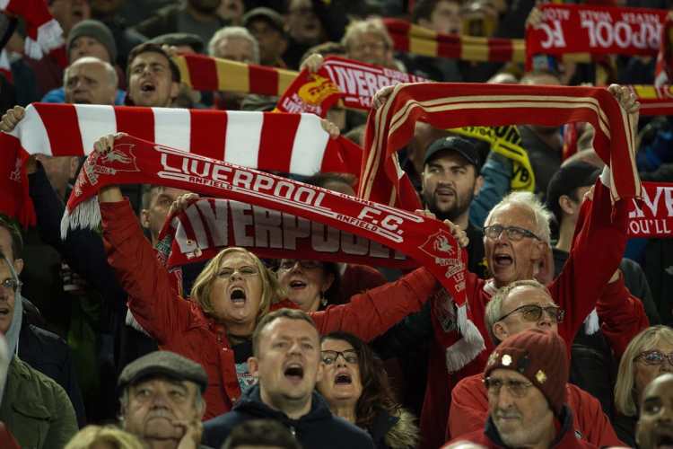 Los aficionados del Liverpool FC en Anfield celebraron a lo grande. (Foto Prensa Libre: EFE)