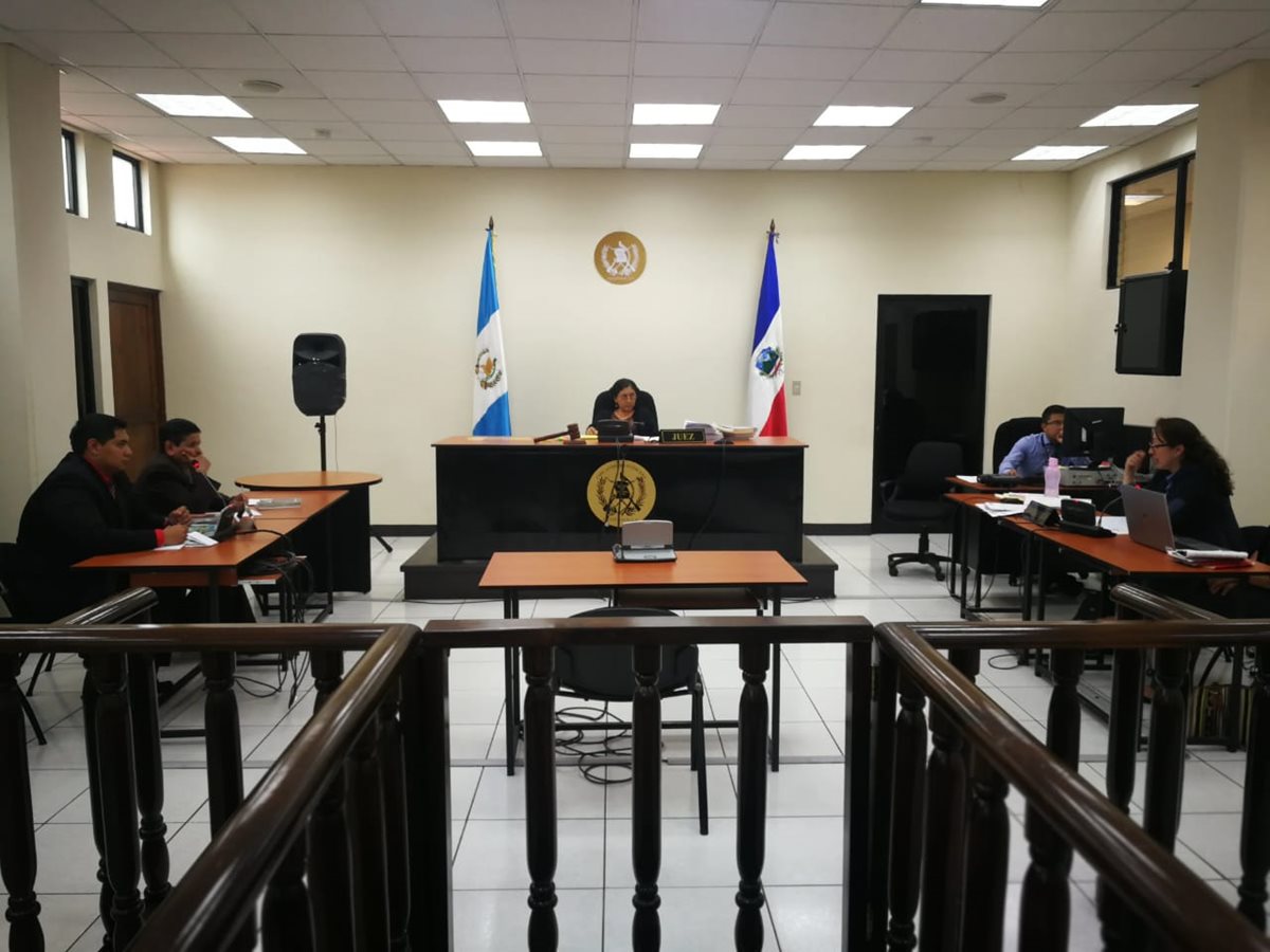 La jueza de Mayor Riesgo, María del Carmen López, envió a prisión provisional al exconcejal, Carlos Humberto Prado Bravo. (Foto Prensa Libre: Mynor Toc)
