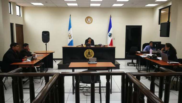 La jueza de Mayor Riesgo, María del Carmen López, envió a prisión provisional al exconcejal, Carlos Humberto Prado Bravo. (Foto Prensa Libre: Mynor Toc)