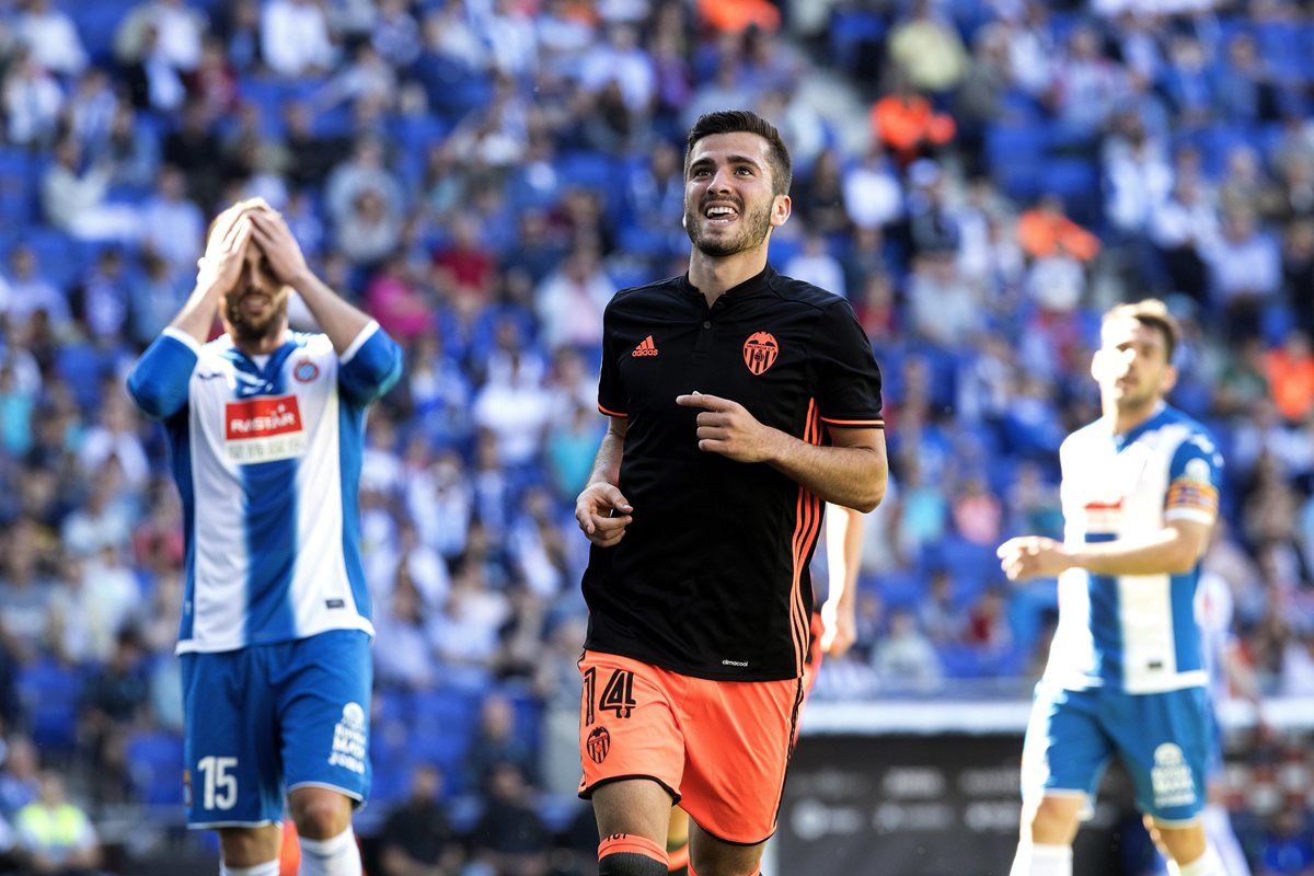 Gayá marcó un golazo para darle los tres puntos al Valencia. (Foto Prensa Libre: EFE)